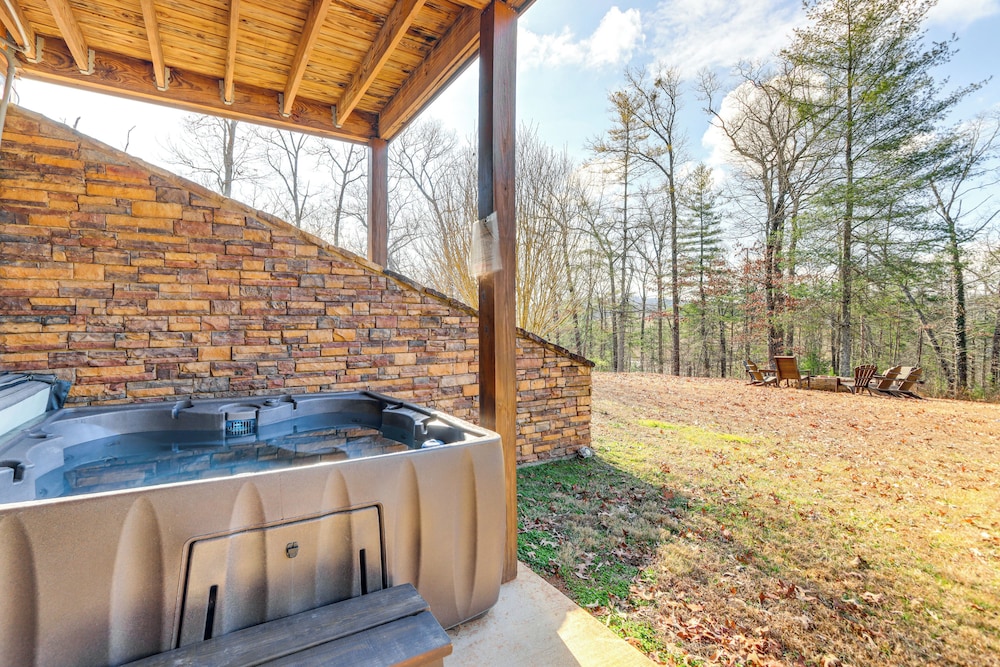Blue Ridge Orchard Overlook' Cabin w/ Hot Tub