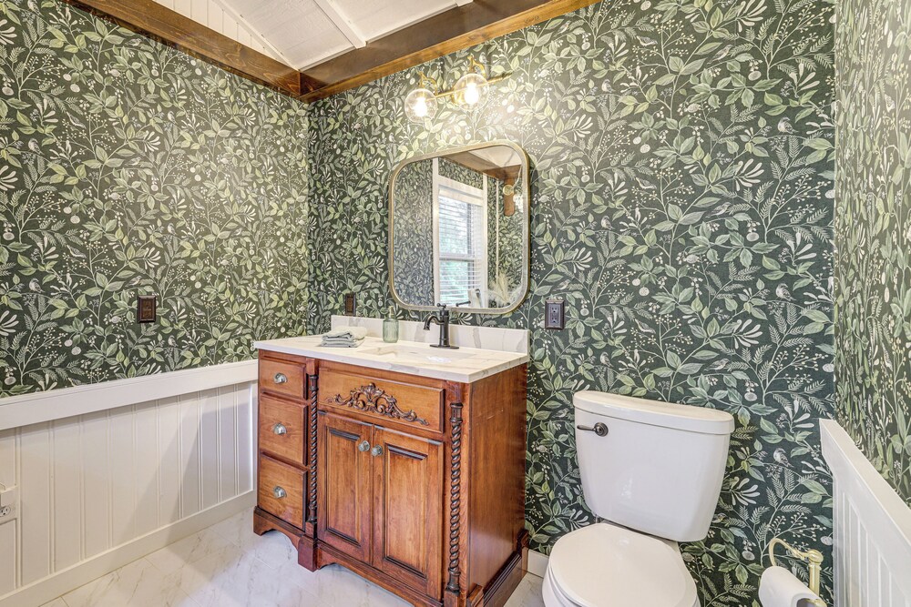 Near Bella Vista Trails & Elk River: Family Home!