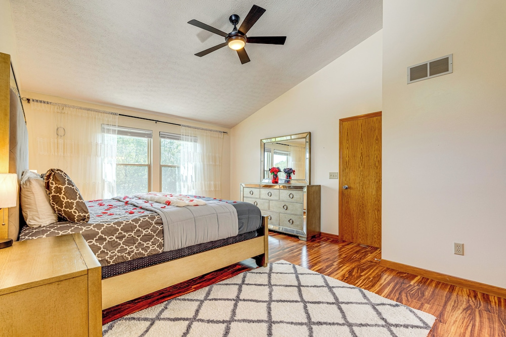 Families Welcome: Lake-view Home, 2 Mi to Gahanna!