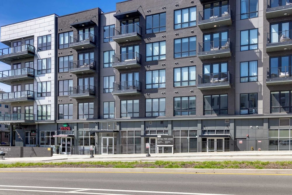 2 Units in Walkable Midtown Location, Gym+pool Honkey-tonk & Muse by Avantstay