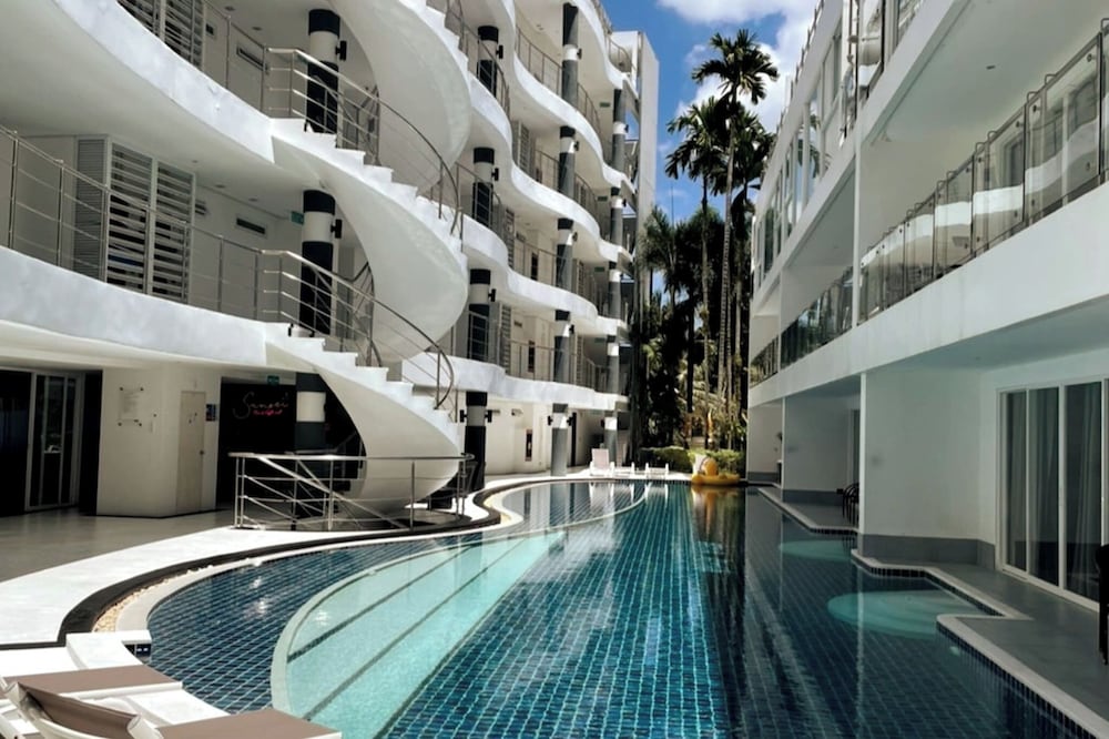 B6 - 1 Bdr Modern Condo With Balcony and Pool, Karon