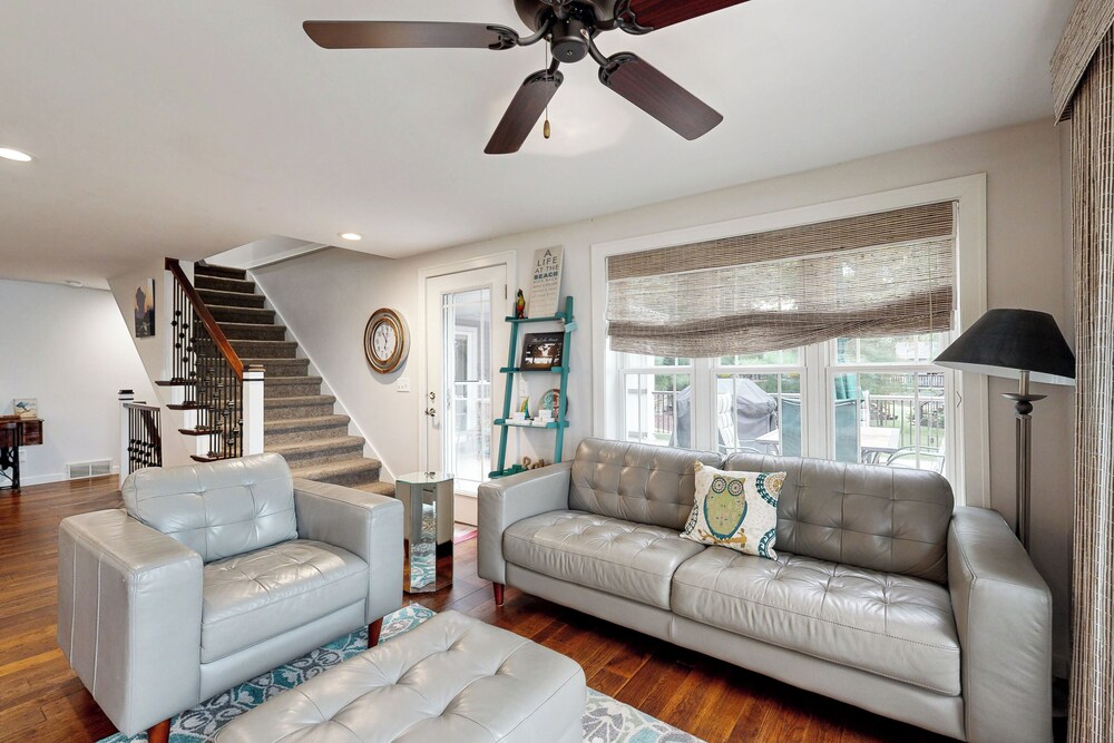 4 BR Tranquil Lakefront Retreat w/ Fire Pit