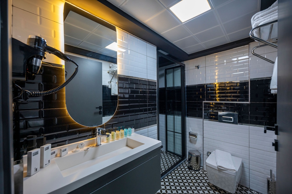 California Otel - Image 39