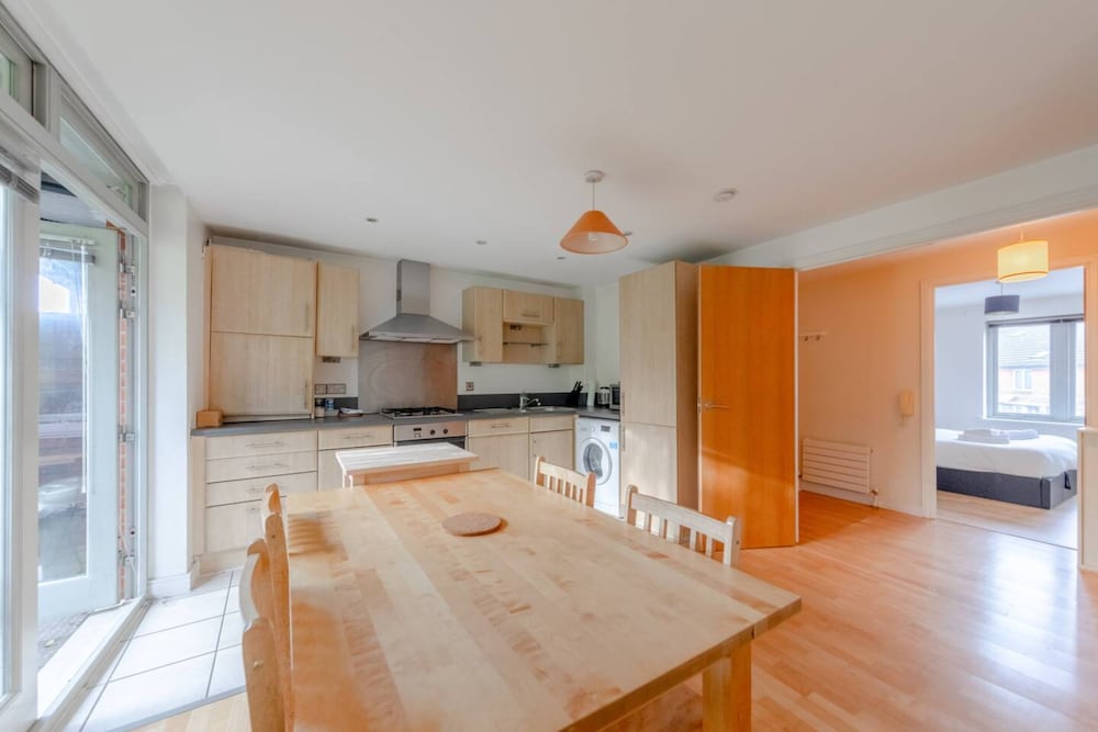 Spacious 2 Bedroom Apartment Near White City