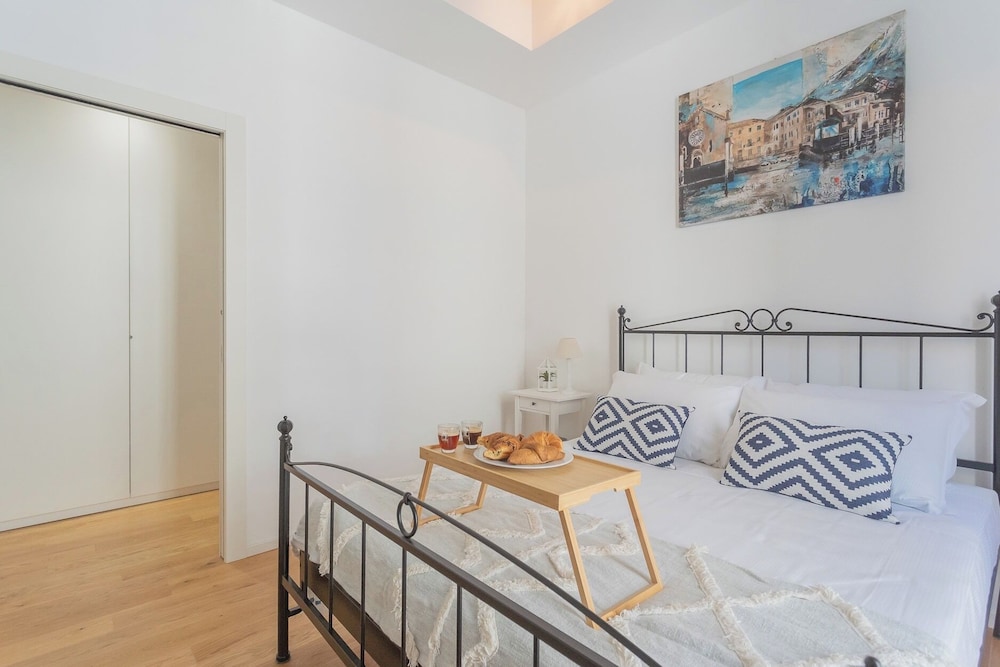 Independence Apartment With Balcony by Rent all Como