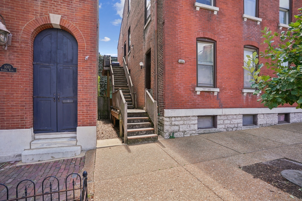 Charming Soulard Retreat With Historic Character 1 Bedroom Apts