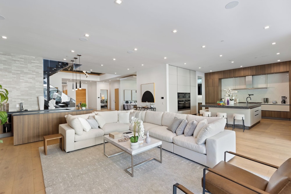 Melvin - Modern Contemporary Estate w/ Backyard + Pool & Spa