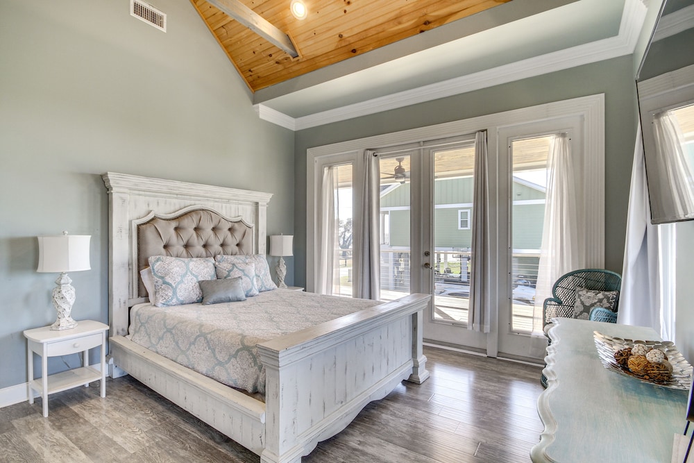 Walk to Beach: Stunning Gulfport Getaway