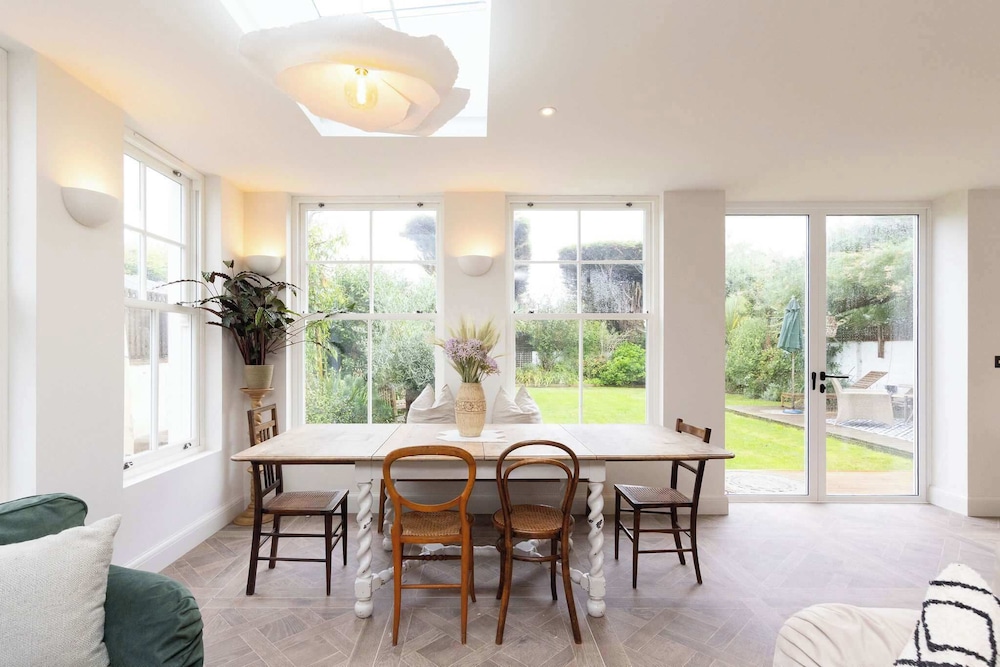 Newly Renovated Beachside Retreat for 10