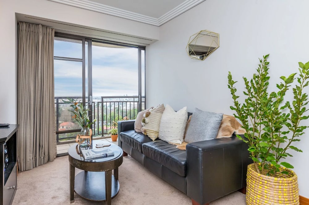 Central 2 Bedroom with Free Parking
