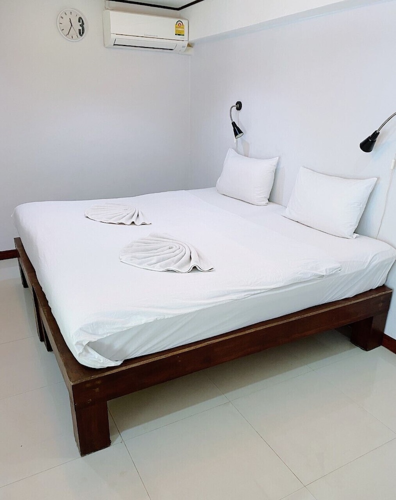 The Reef Hotel & Studios
