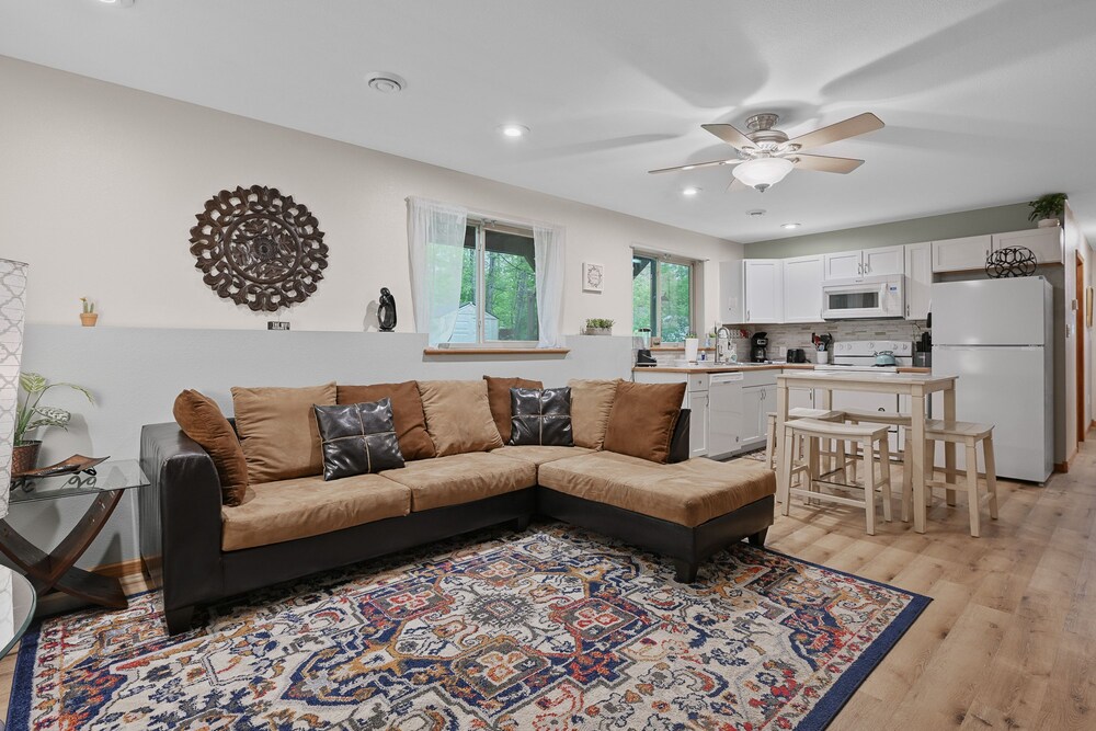 Mosinee Woodland Escape - Lower Suite