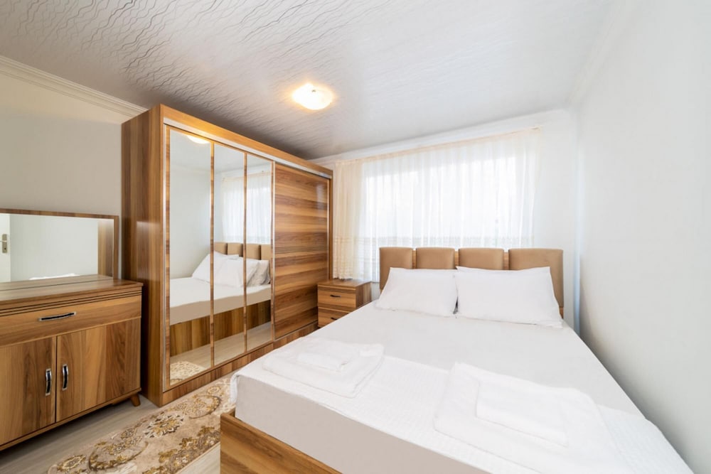 Villa With Private Pool Near Airport in Muratpasa