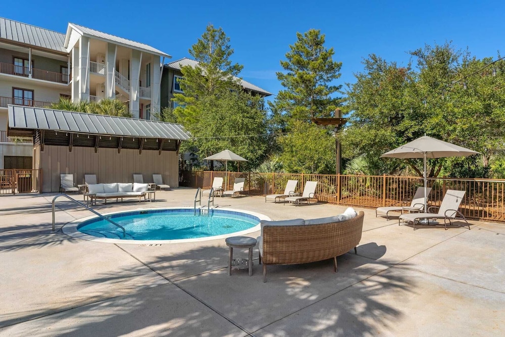 Salty Air & Blue Mountain Flair 3BR Condo w/ Pool, Balcony & Beach Access!