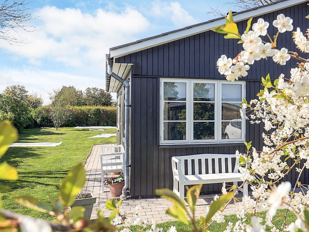 Cozy Summer House Near Ore Strand