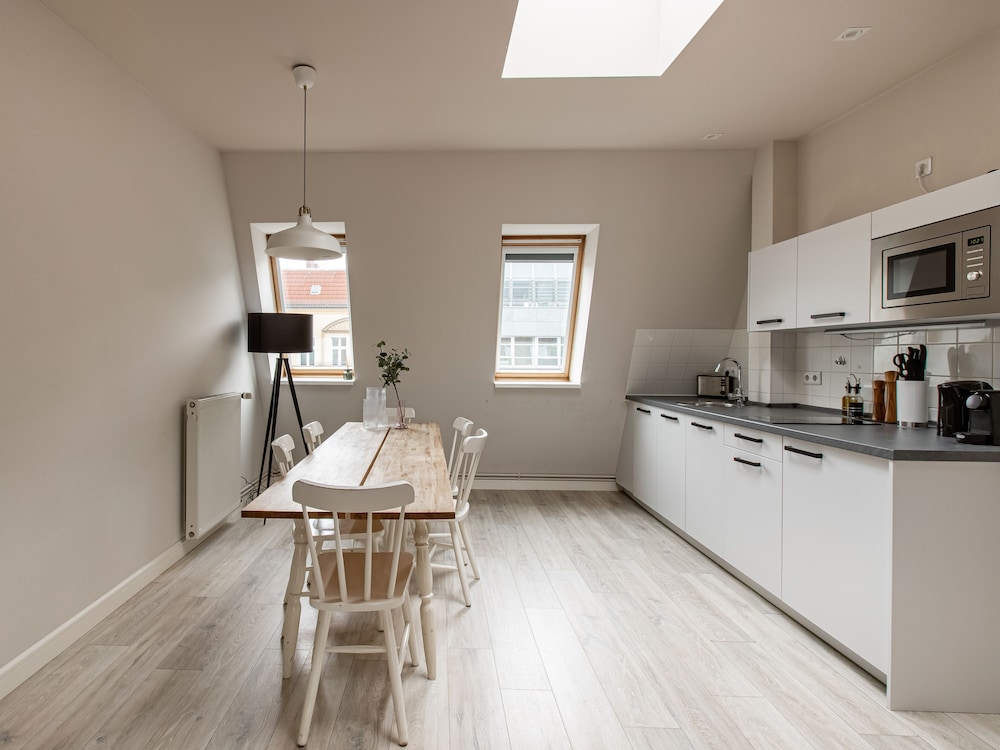 Schoenhouse Avenue by Limehome