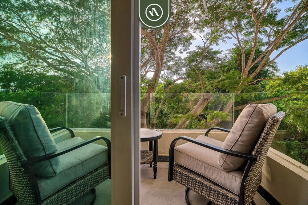 Luxury 2 BR Condo Near Golf Courses and Marina