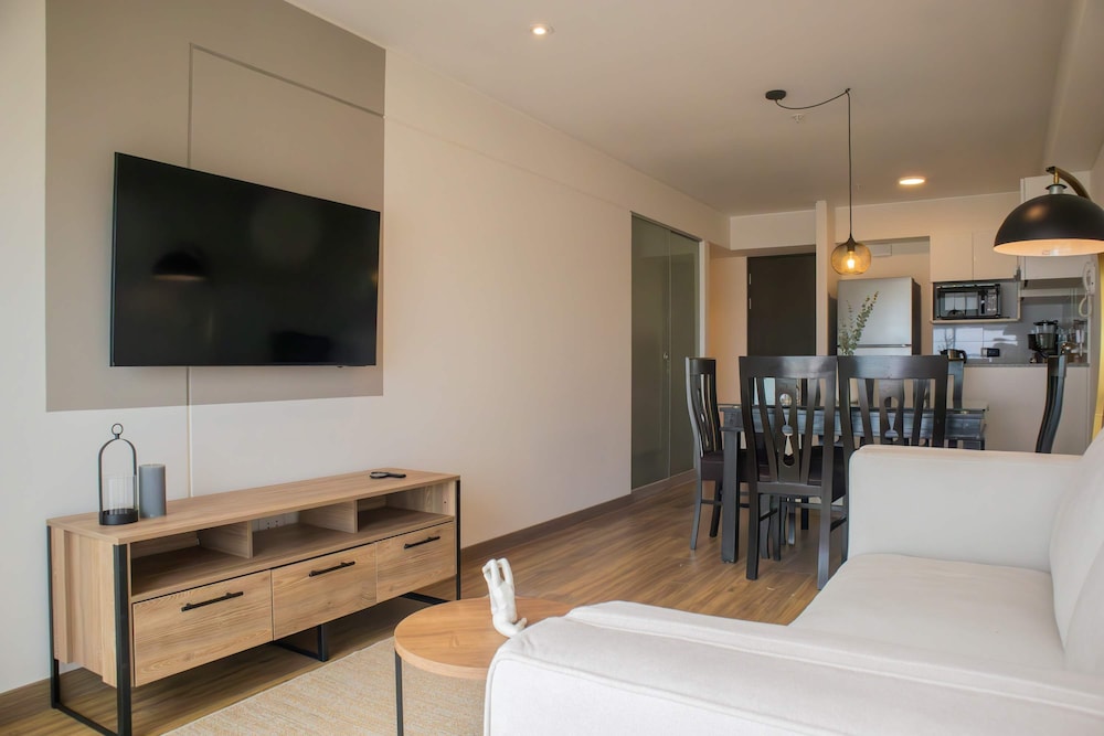 w Beautiful 3BR w Balcony in San Isidro