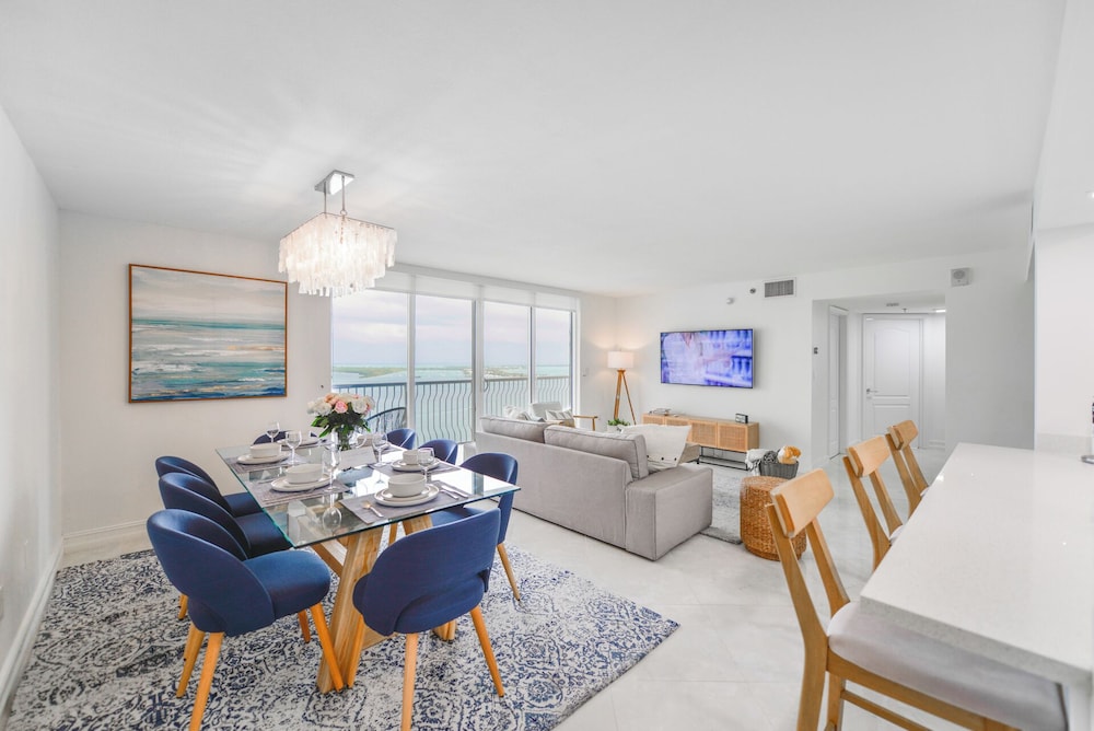 Sky High 31st Floor Condo W Parking