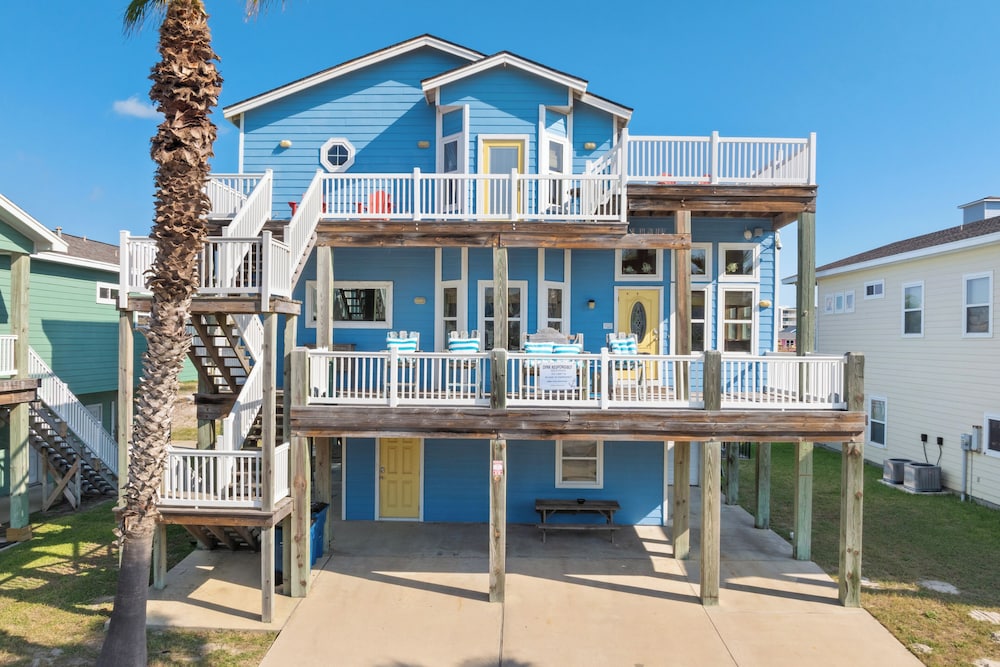 Port Aransas Home: Private Pool < 1 Mi to Beach!
