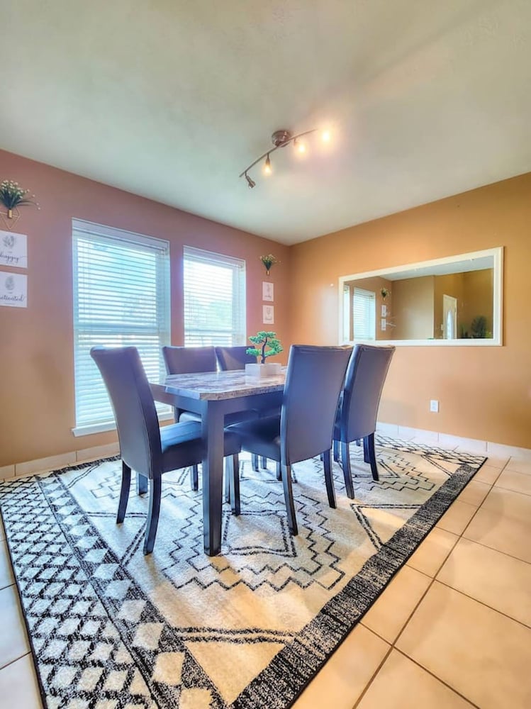 Katy Oasis w Game Room