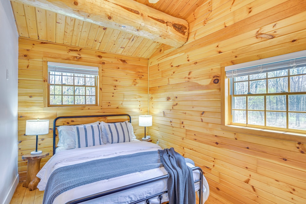 4 Mi to Dtwn: Spacious Family Cabin in Jonesville!