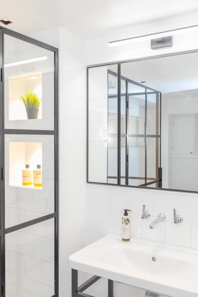 Sleek & Stylish 2BD Flat - Warren Street
