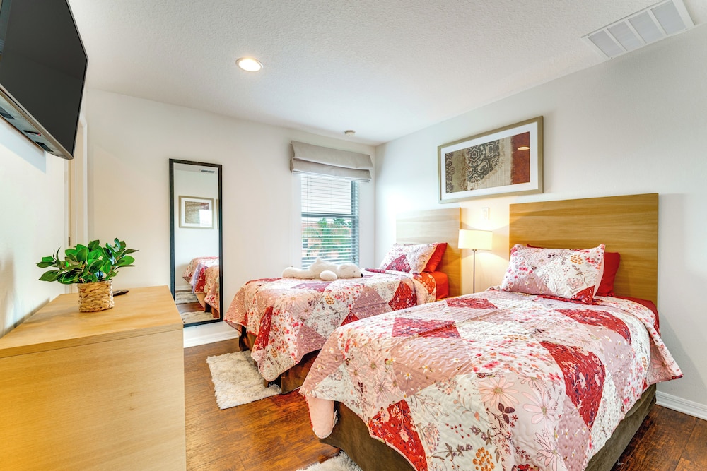4 Mi to Disney World: Townhome w/ Hot Tub & Lanai!
