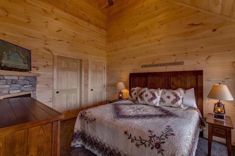 Take A Look - 6 Bedrooms, 6.5 Baths, Sleeps 20 Home by RedAwning view 2