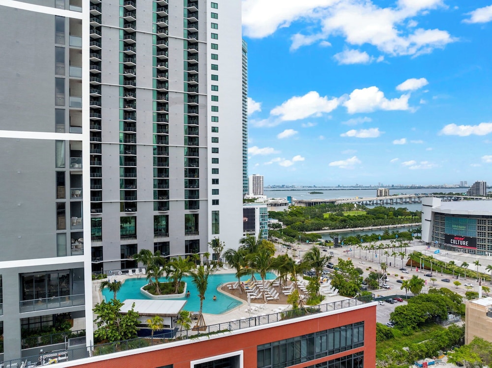 Lux Studio W City Views and Pool