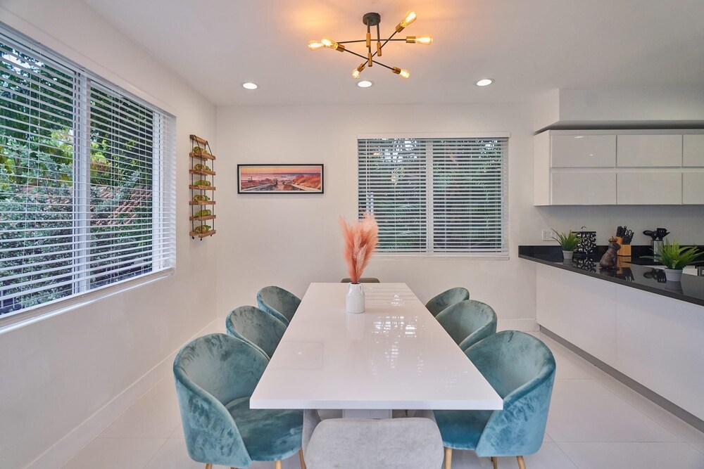 Chic Villa - 2-story Villa Terrace w Grill Pool view 4