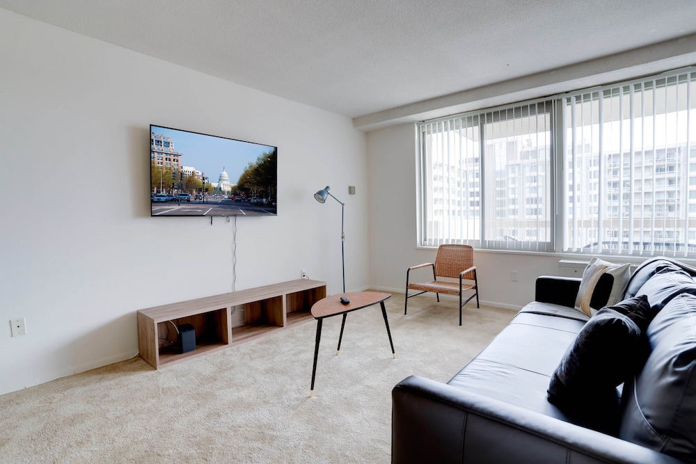 Stylish Comfort Condo in Crystal City