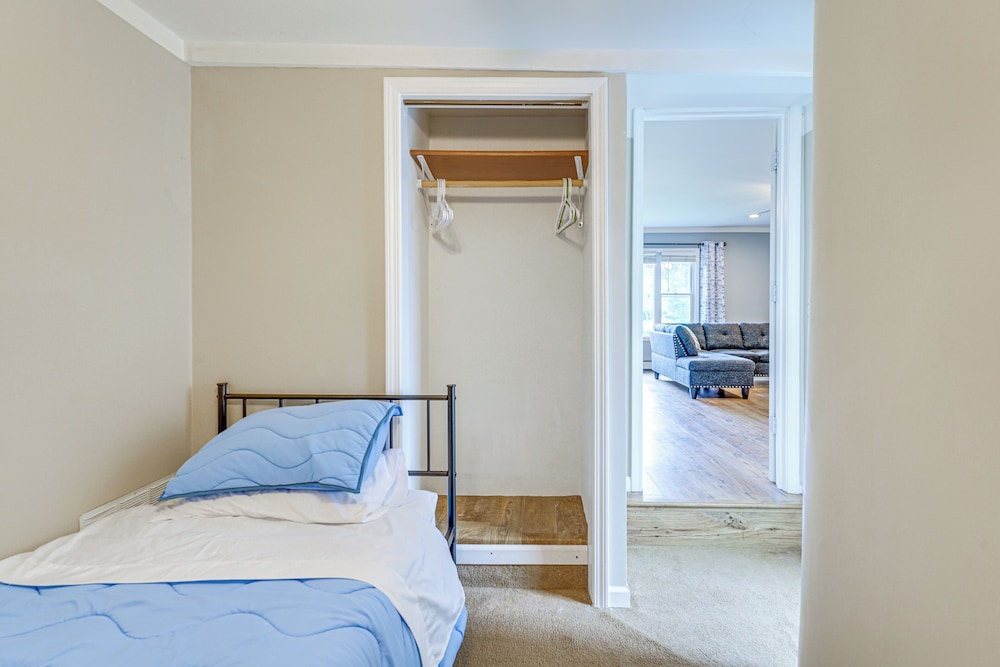 1 Block to Lake Huron: Pet-friendly Apt w/ Kayaks