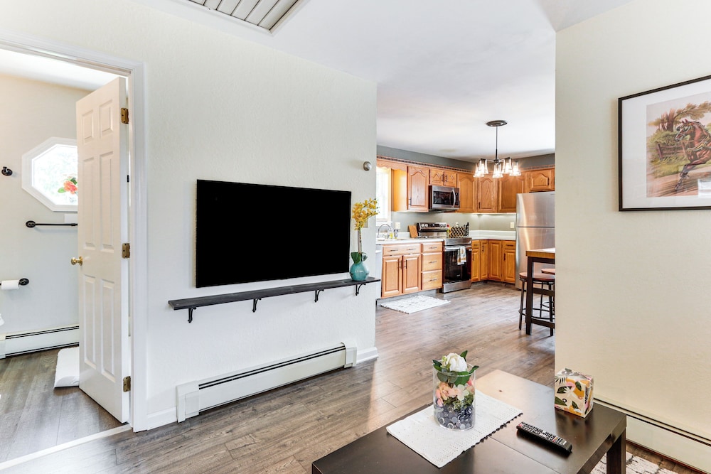 Walk to Town: Charming Unit w/ Balcony in Bedford!
