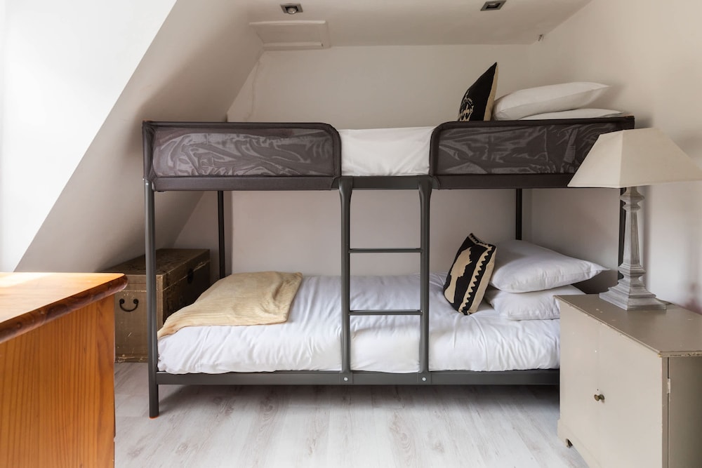 Stylish 4-bedroom Townhouse in the Heart of Bath