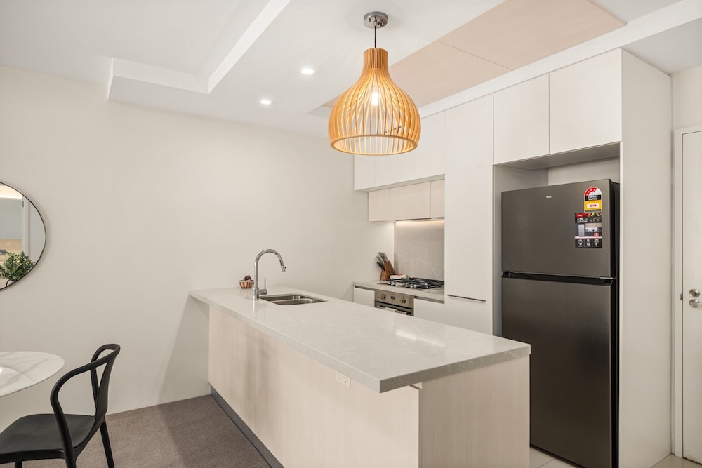Chic West End Stay With Gym & Pool Access