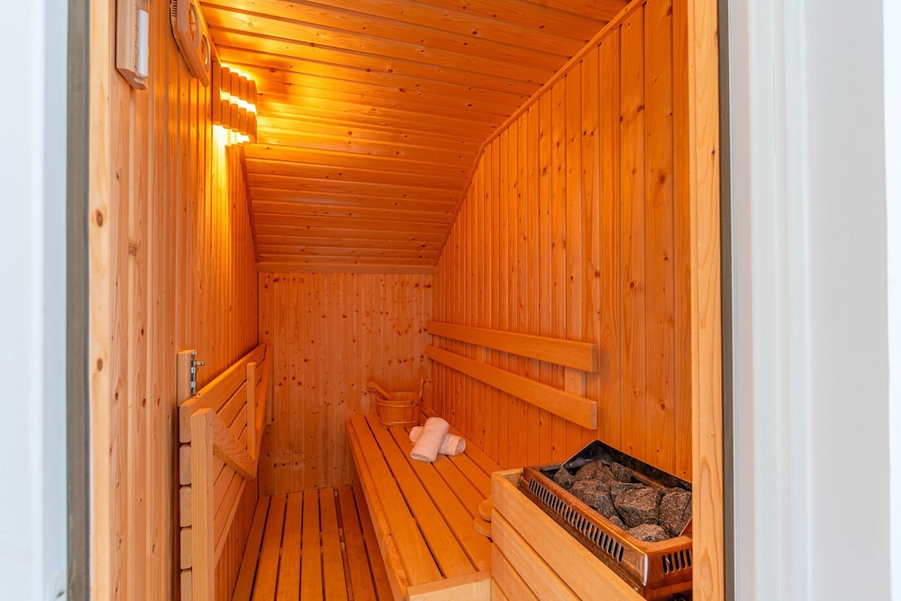 Charming 8-person Villa With hot tub Near the Forest