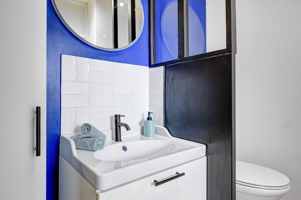 Bright 1BR Bastille Getaway - 4 Guests