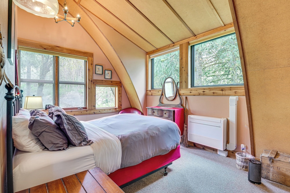 Riverfront Skykomish Cabin w/ Private Hot Tub!