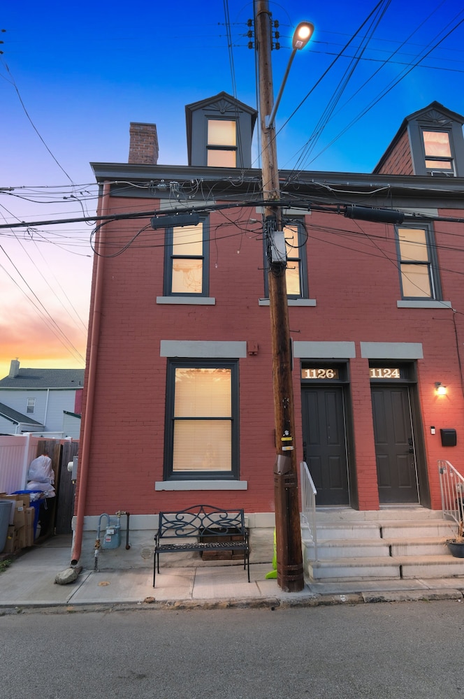 Cozy Historic Row Home- Near Stadiums! 3 Bedroom Home