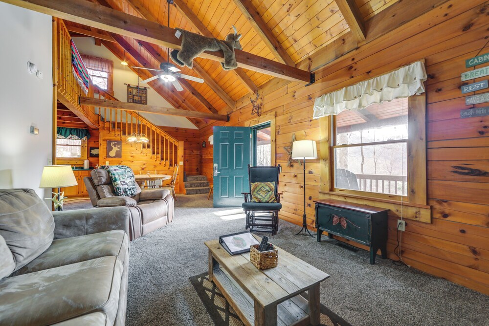 Family Log Cabin w/ Mtn Views, 2 Mi to Tube World!