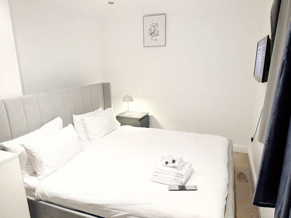 3-bed Apt-15 Mins to Heathrow-pet-friendly-parking