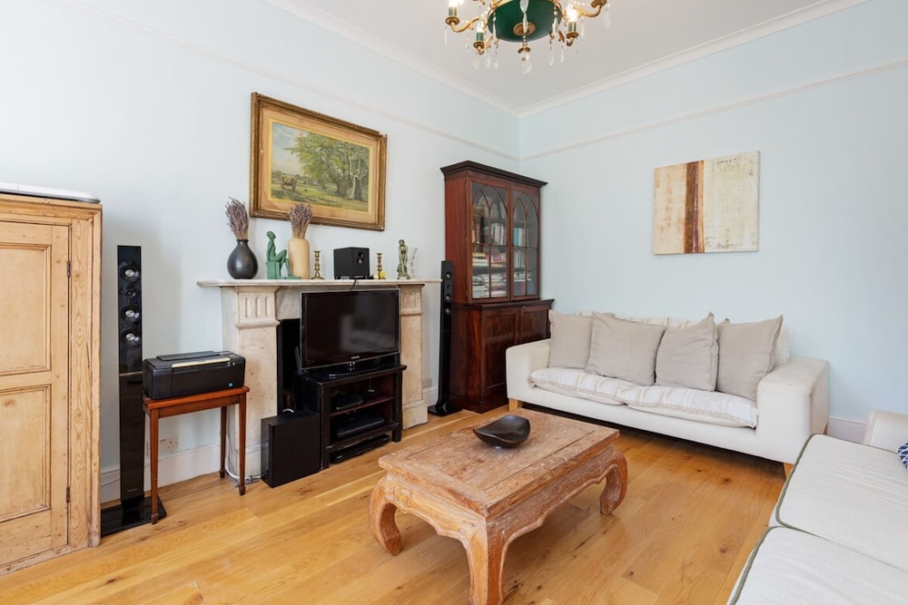 Gorgeous 1 Bedroom in Earl's Court With Vintage Furniture