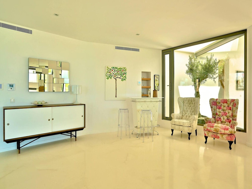 Modern Holiday Home With Vast Terracing