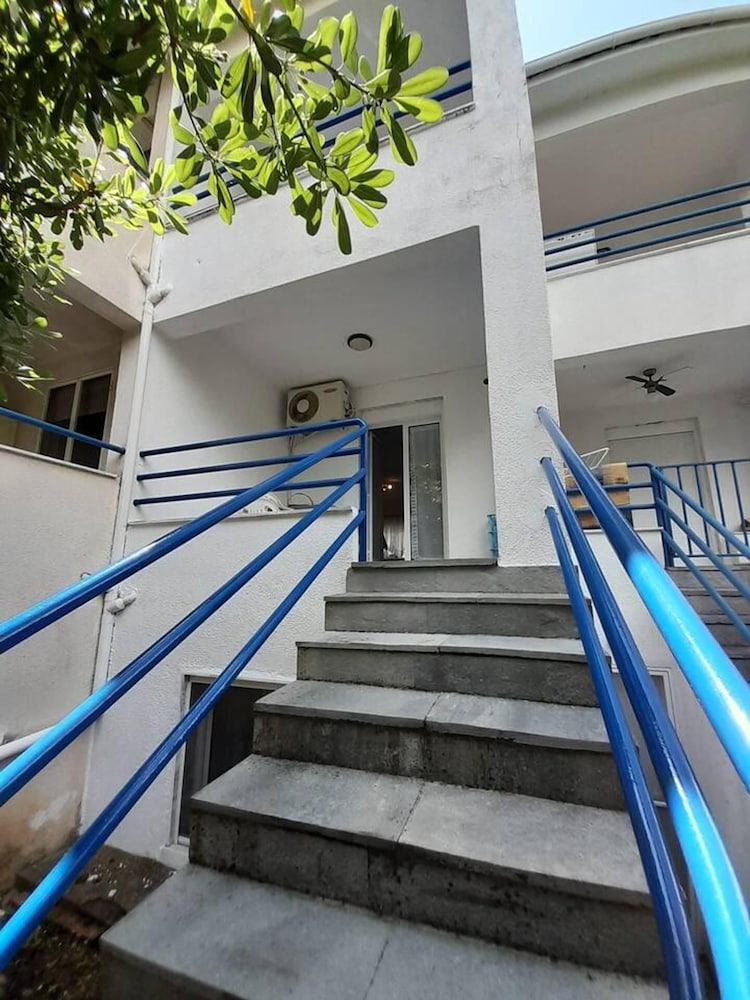 Impeccable 2-bed House in photo 1