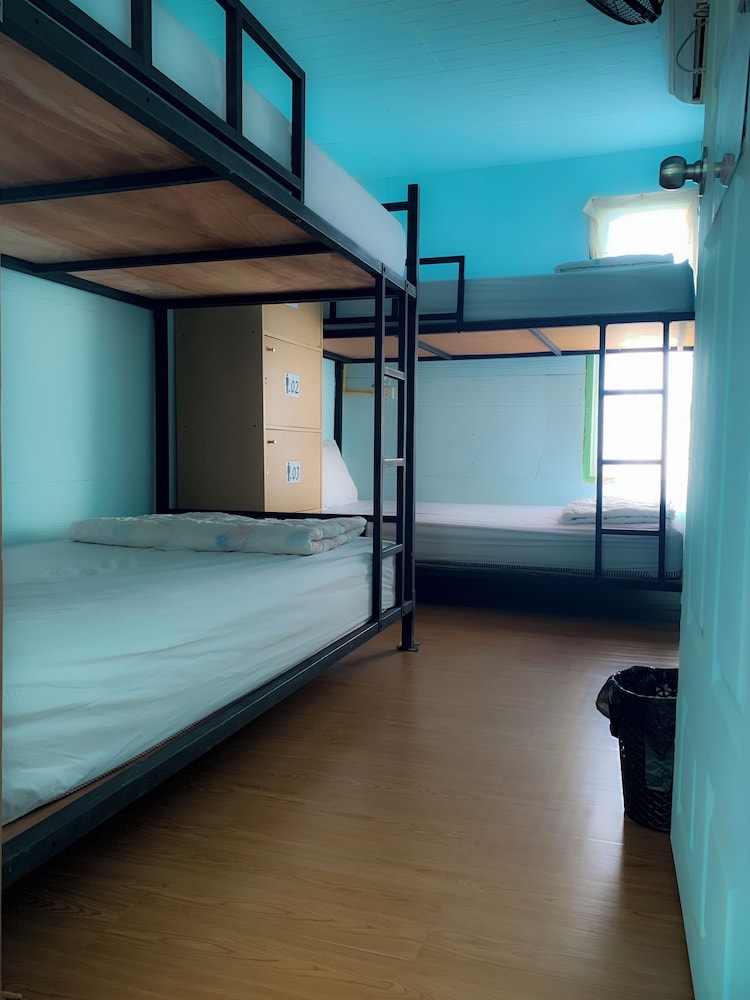 Ozone Beach House & Rooms view 5