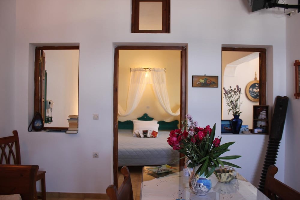 Vrachia Studios & Apartments