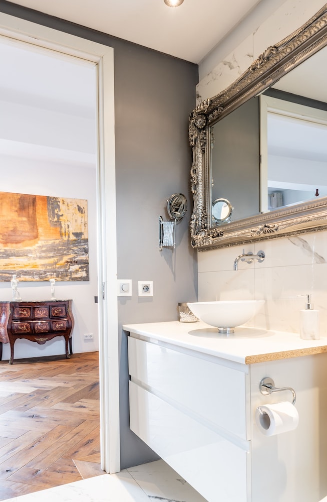 ICELAND SJF Villa , Hot tub & Outdoor Sauna Amazing Mountains View - 15 min to downtown
