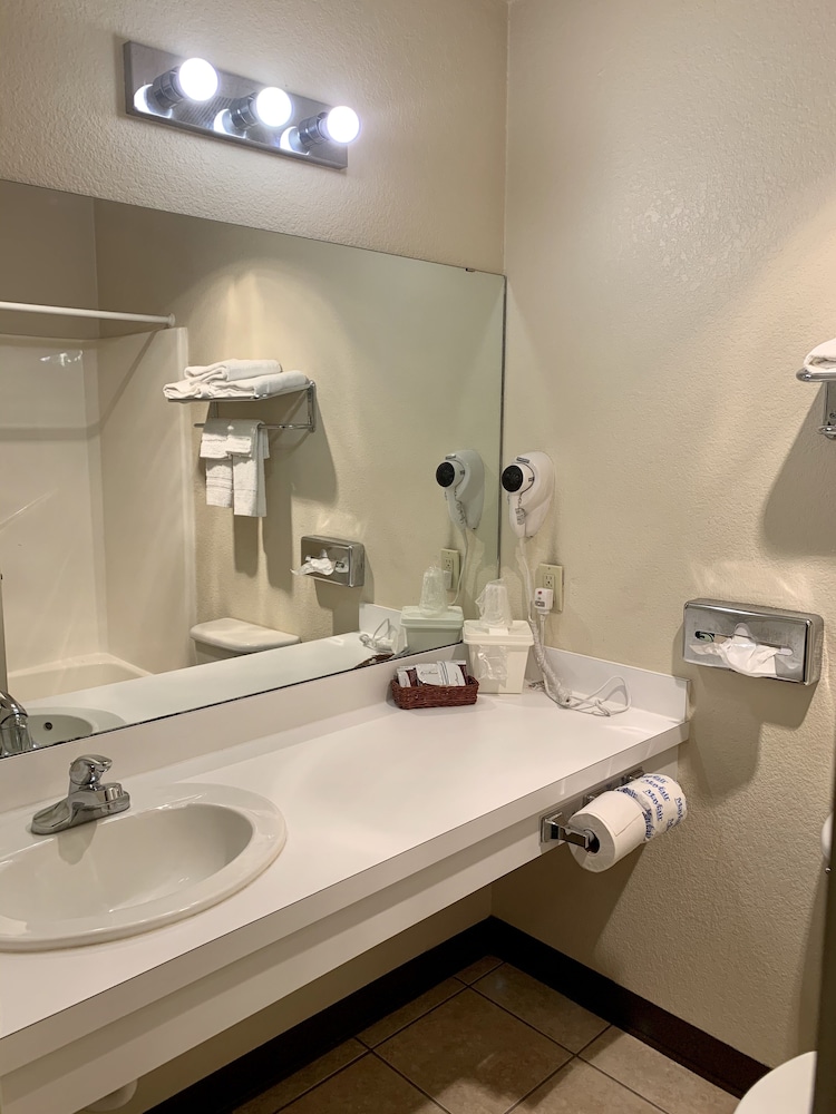 McAlester Vacations - Candlelight Inn  Suites Hwy 69 near McAlester - Property Image 9