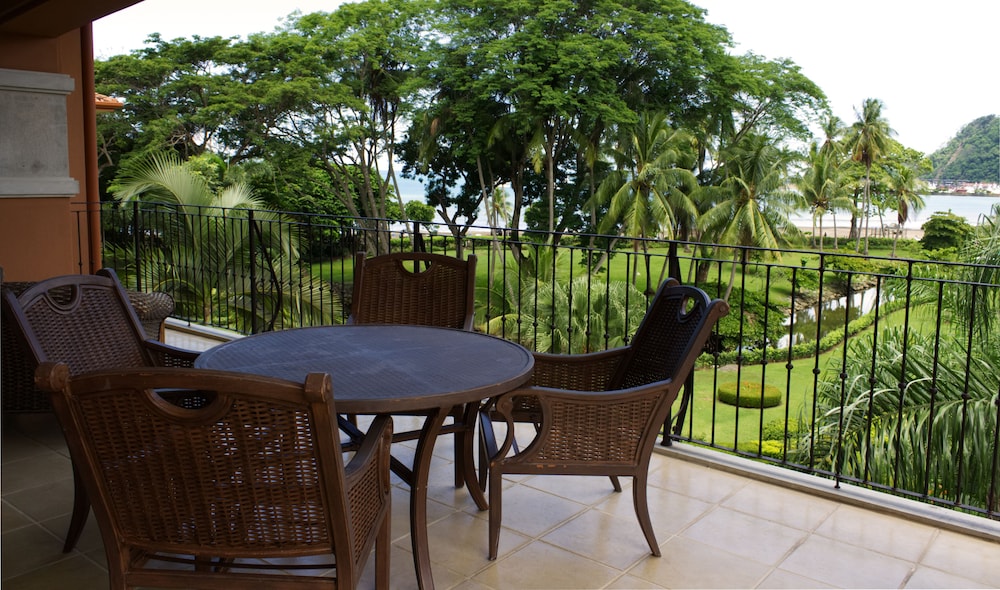 CR Luxury Los Sueños Condos